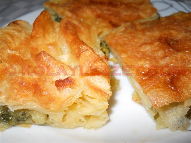 ISPANAKLI TEPSİ BÖREĞİ